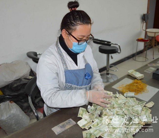 圖為:進行紙幣分撿.JPG