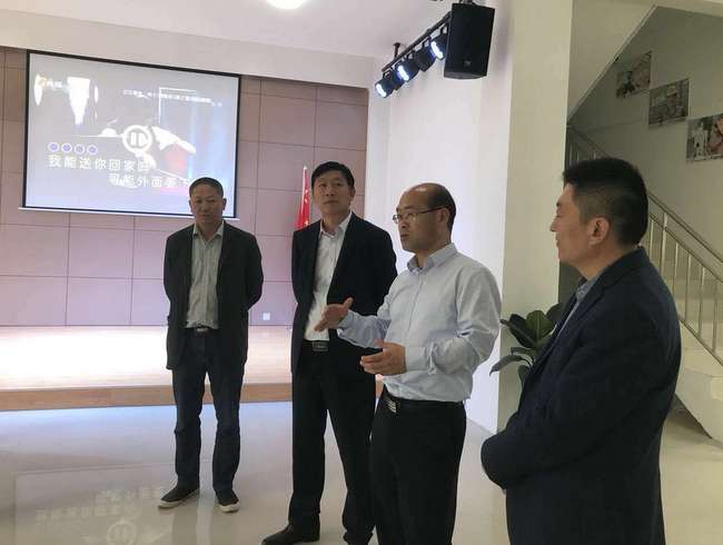 集團黨委書記、董事長劉飛，現(xiàn)場指導“黨建·家”活動中心建設.jpg